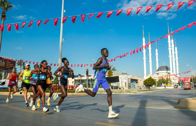 Üç Farklı Kategori, Binlerce Sporcu
Mersin'i sporun ve dostluğun merkezi haline getiren maraton, bu yıl da üç ana kategoride binlerce katılımcıyı ağırlayacak:

42K (Tam Maraton): Profesyonel atletlerin kıyasıya mücadele edeceği ana kategori.

10K (On Kilometre Koşusu): Orta mesafe koşucuları için ideal bir parkur.

3K (Halk Koşusu): Her yaştan Mersinlinin katılımına açık, coşku dolu bir etkinlik.